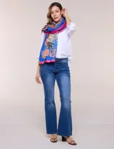 Pashmina rectangular de satén con acabado brillante y caída fluida, con un diseño de estampa gráfica multicolor en toda la superficie y terminaciones con dobladillo fino.