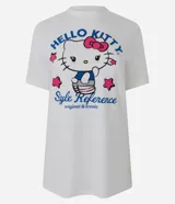 Remera de algodón color blanco con cuello redondo y mangas cortas. Presenta un estampado frontal con el personaje Hello Kitty, estrellas y la inscripción 'Hello Kitty Style Reference'.