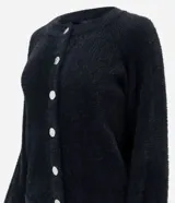 Cardigan de tricot con textura efecto peluche, color negro, de calce regular, escote redondeado y cierre frontal con botones.