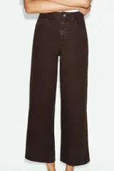 Jeans de tiro alto con diseño wide leg y corte cropped. Presenta cinco bolsillos, cierre frontal con cremallera y botón metálico.