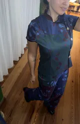 Top de tafeta elastizada con estampado floral, escote mao y cierre lateral con botones.