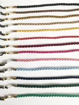 Cordón para sujetar lentes, disponible en varios colores: negro, bordó, rojo, marrón, dorado, amarillo, verde, celeste, azul, fucsia y rosa. Cuenta con terminales de goma para sujetar las patillas de los lentes y detalles de cuentas de cristal.