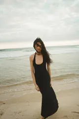 Vestido midi de punto confeccionado en mezcla de viscosa, con cuello halter y diseño de hombros descubiertos.