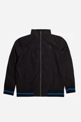 Campera de nylon azul marino, resistente y liviana, con cuello y cintura en rib marrón. Presenta logo en grifa de goma y puños con rib a tono.