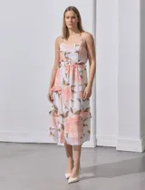 Vestido midi de gasa con estampado floral en tonos rosa y marrón. Escote redondo, breteles finos regulables, espalda elastizada y detalles de volados en cintura y ruedo.