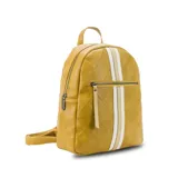 Mochila de cuero sintético color mostaza con diseño capitoneado. Presenta una franja vertical central en tonos blanco y beige, bolsillo frontal con cierre y correas regulables.
