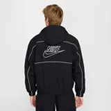 Campera Nike Club Athlete de hombre, de color negro con ribetes blancos en el pecho y las mangas, con capucha y cierre frontal completo.