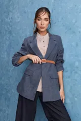 Blazer de corte recto y silueta relajada, de color tostado, con solapas clásicas y bolsillos con solapa en los laterales.
