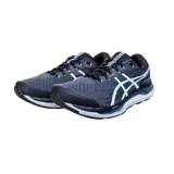 Championes de running Asics modelo Gel-Hypersonic 3, color negro con detalles en blanco. Presentan tecnología AmpliFoam en la entresuela para mayor amortiguación y diseño de malla transpirable.