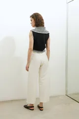 Pantalón barrel de tafeta, con diseño holgado y tiro medio, con lazo ajustable en la cintura y cierre frontal.