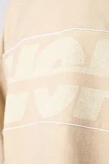 Buzo oversize de corte boxy, confeccionado en algodón rústico de alto gramaje en color beige. Presenta cuello redondo con borde crudo, mangas largas y una estampa frontal con el texto VCP delimitado por líneas horizontales blancas.