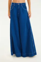 Pantalón de jean azul de calce amplio, con pata tipo elefante que se abre desde la cadera y aporta movimiento.