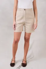 Bermuda color beige de lino y viscosa, tiro medio, corte recto y largo a la rodilla.