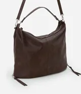 Bolso hobo grande de poliuretano color bordó, de diseño desestructurado con asas dobles y cierres laterales ajustables con tiradores. Cuenta con cierre superior y herrajes metálicos plateados.