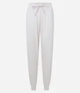 Pantalón de pijama tipo jogger, color blanco con estampado de cuadros sutiles. Presenta cintura elástica con lazo de ajuste y puños elásticos en los tobillos, confeccionado en tejido suave con tacto aterciopelado.