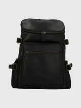Mochila de cuero natural color negro con múltiples compartimentos con cierre, correas ajustables acolchadas y detalles de herrajes metálicos en tono bronce.