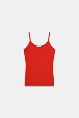 Musculosa ajustada de color rojo, con escote redondo y tirantes finos.
