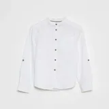 Camisa blanca de lino, de manga larga con cuello mao y abotonadura frontal con botones marrones.