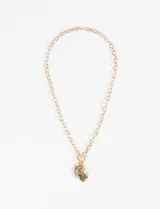 Collar dorado con cadena de eslabones y dije de medalla irregular con textura martillada.