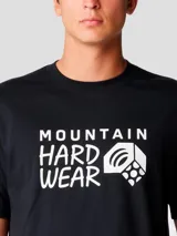 Remera negra de manga corta con estampado gráfico blanco de la marca Mountain Hardwear en el pecho.