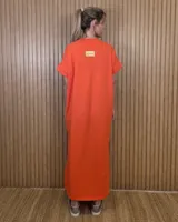 Vestido largo tipo remerón, suelto y cómodo, de corte recto con mangas cortas y cuello redondo.