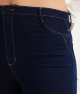 Pantalón de jean skinny de tiro alto color azul oscuro.