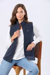 Chaleco polar de alta densidad en color azul marino, con cierre frontal completo, cuello alto y bolsillos laterales con cierre. Presenta un diseño funcional y versátil ideal para usar en capas.