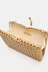 Bolso tipo clutch de formato caja rígida con cuerpo metalizado y diseño trenzado estilo cannage, con cierre de botón metálico y asa de cadena extraíble.