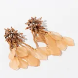 Aros colgantes con base de cuentas color marrón y colgantes de cuentas color naranja.