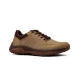 Zapato casual Hi-Tec modelo Adiran, confeccionado en cuero color marrón, con cordones y suela de goma con relieve para mayor tracción.
