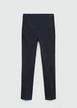 Pantalón de vestir azul marino de corte ajustado y tobillero, con bolsillos laterales, trabillas para cinturón y cierre frontal con cremallera y botón oculto. Presenta pequeñas aberturas en los bajos.