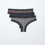 Pack de tres tangas de microfibra, con detalles de encaje negro en la cintura y los bordes. Incluye una tanga lisa en color negro y dos tangas con estampado animal print en tonos marrones y beige.