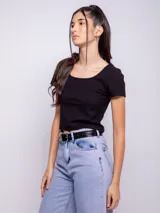 Remera color salmón elastizada de manga corta y cuello redondo.