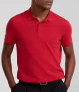 Remera polo slim negra de algodón con textura acanalada, cuello clásico con botones y mangas cortas.