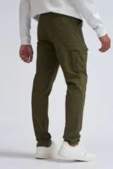 Pantalón cargo de corte ajustado en color verde militar, con bolsillos laterales tipo cargo y cierre frontal.