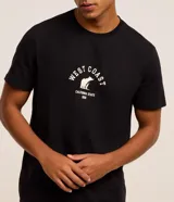 Remera de algodón color negro, con cuello redondo, manga corta y estampa frontal de un oso con lettering que dice 'West Coast California State 1850'.