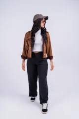 Pantalón gris de vestir, de corte palazzo y tiro alto.