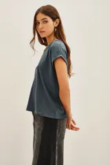 Remera negra de manga corta con escote en V y calce holgado.