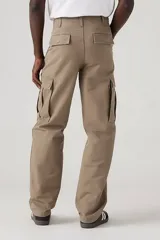 Pantalón cargo color marrón claro, de corte recto y holgado, con bolsillos laterales con solapa en las piernas.