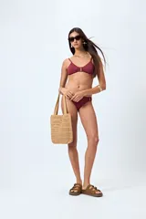 Bombacha de bikini color azul con textura arrugada, corte clásico y detalle de aro en uno de los laterales.