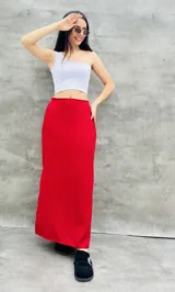 Pollera larga de color rojo, de corte recto y tiro alto.
