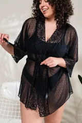 Bata negra de microtul con puntitos y detalles de puntilla elastizada en el borde. Incluye lazo de ajuste en la cintura.