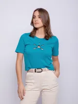 Top de manga corta color negro, con cuello redondo y detalle de abertura (cut out) en forma de flor en el centro del escote.