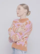 Sweater de punto color naranja y rosa con diseño de jacquard, textura peludita, manga larga y cuello alto.