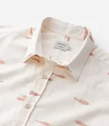 Camisa de manga corta con cuello inglés y estampado de espinas de pez.