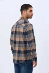 Camisa de viyela a cuadros en tonos marrón, azul marino y gris, con cuello clásico, cierre frontal con botones, mangas largas y un bolsillo en el pecho.