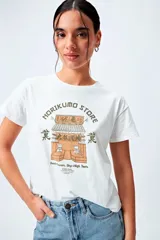 Remera blanca de manga corta y cuello redondo, con estampa frontal inspirada en la temática oriental y la marca Norikumo Store.