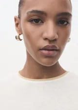 Camiseta de cuello redondo y manga corta, con diseño recto y acabado combinado en el cuello.