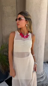 Collar de piedras irregulares de color fucsia intenso, unidas por un cordón trenzado del mismo color.