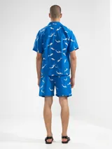 Short de baño azul con estampado de sirenas, cintura elástica y cordón de ajuste.